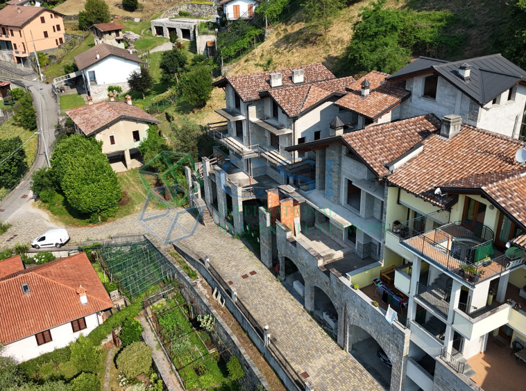 ITALIA - Complesso immobiliare al rustico Gravedona