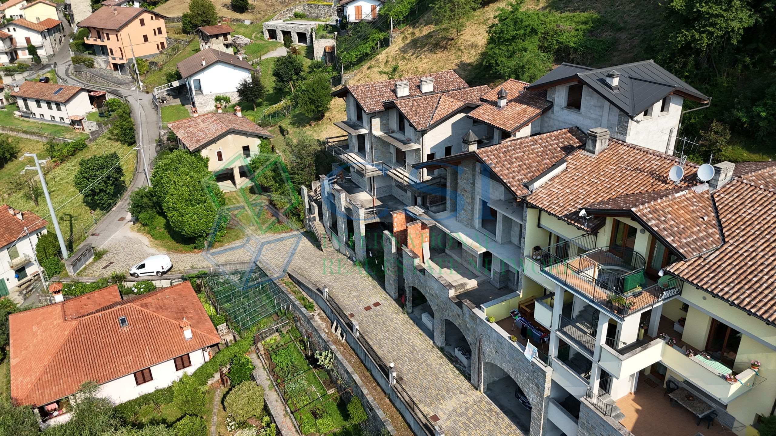 ITALIA - Complesso immobiliare al rustico Gravedona