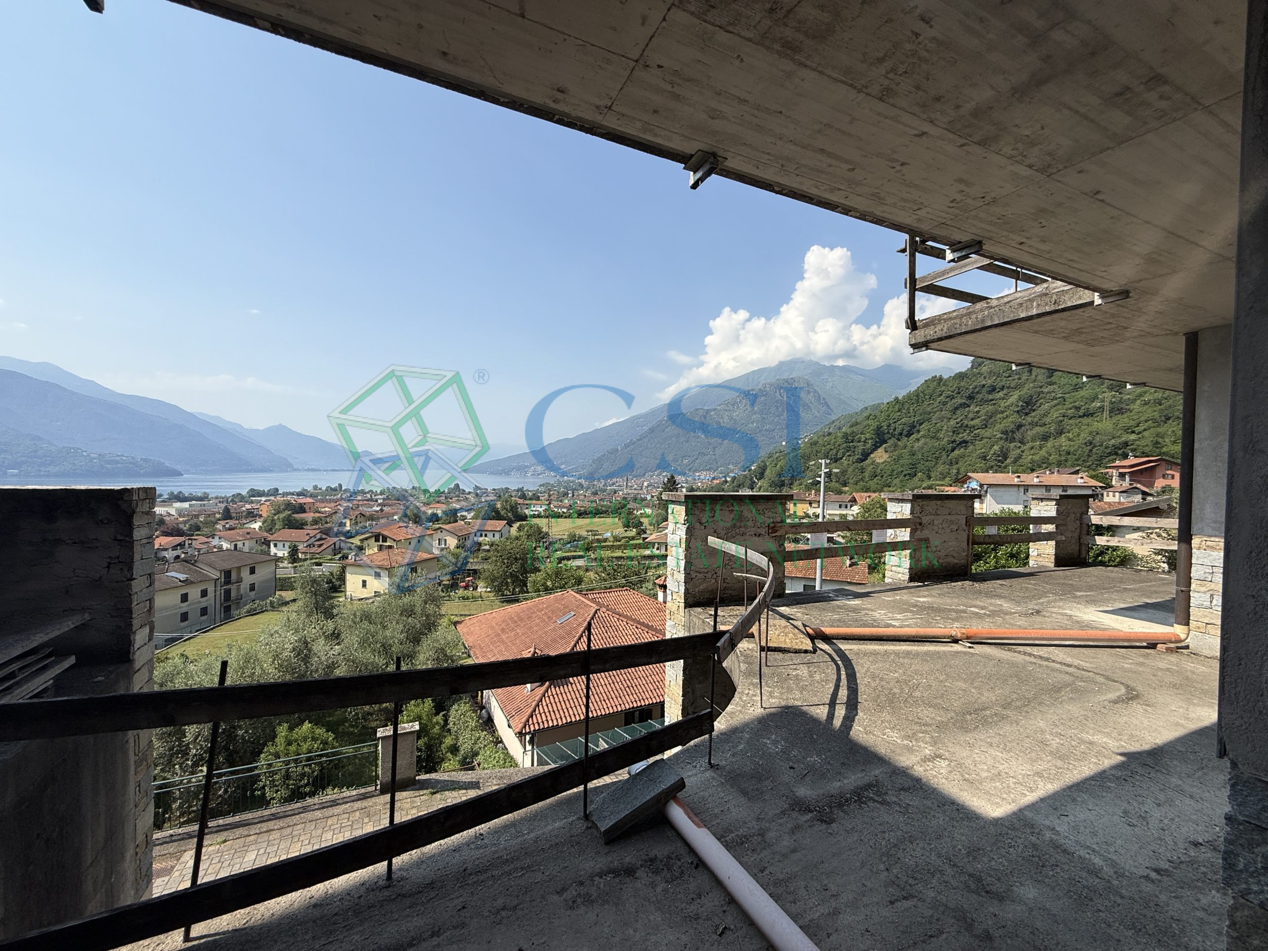 ITALIA - Complesso immobiliare al rustico Gravedona