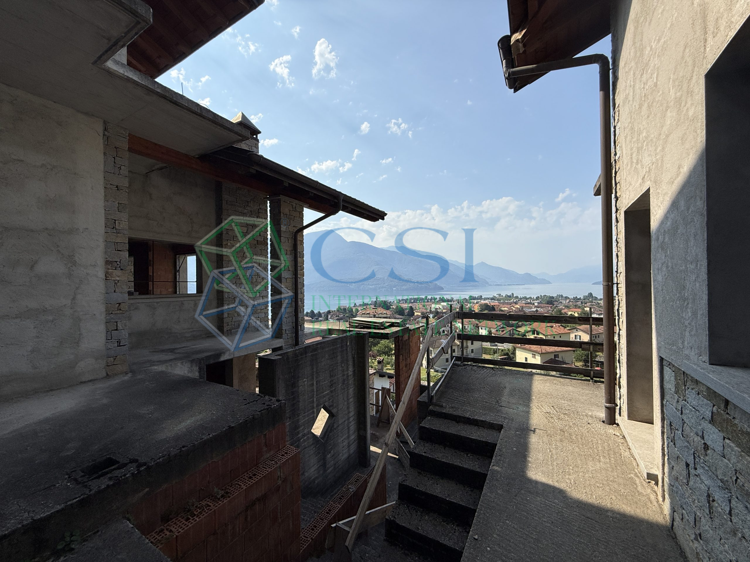 ITALIA - Complesso immobiliare al rustico Gravedona
