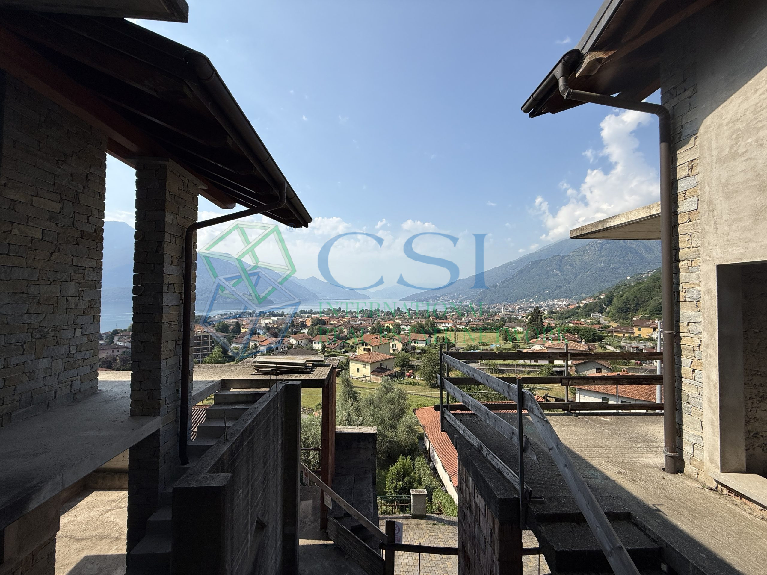 ITALIA - Complesso immobiliare al rustico Gravedona