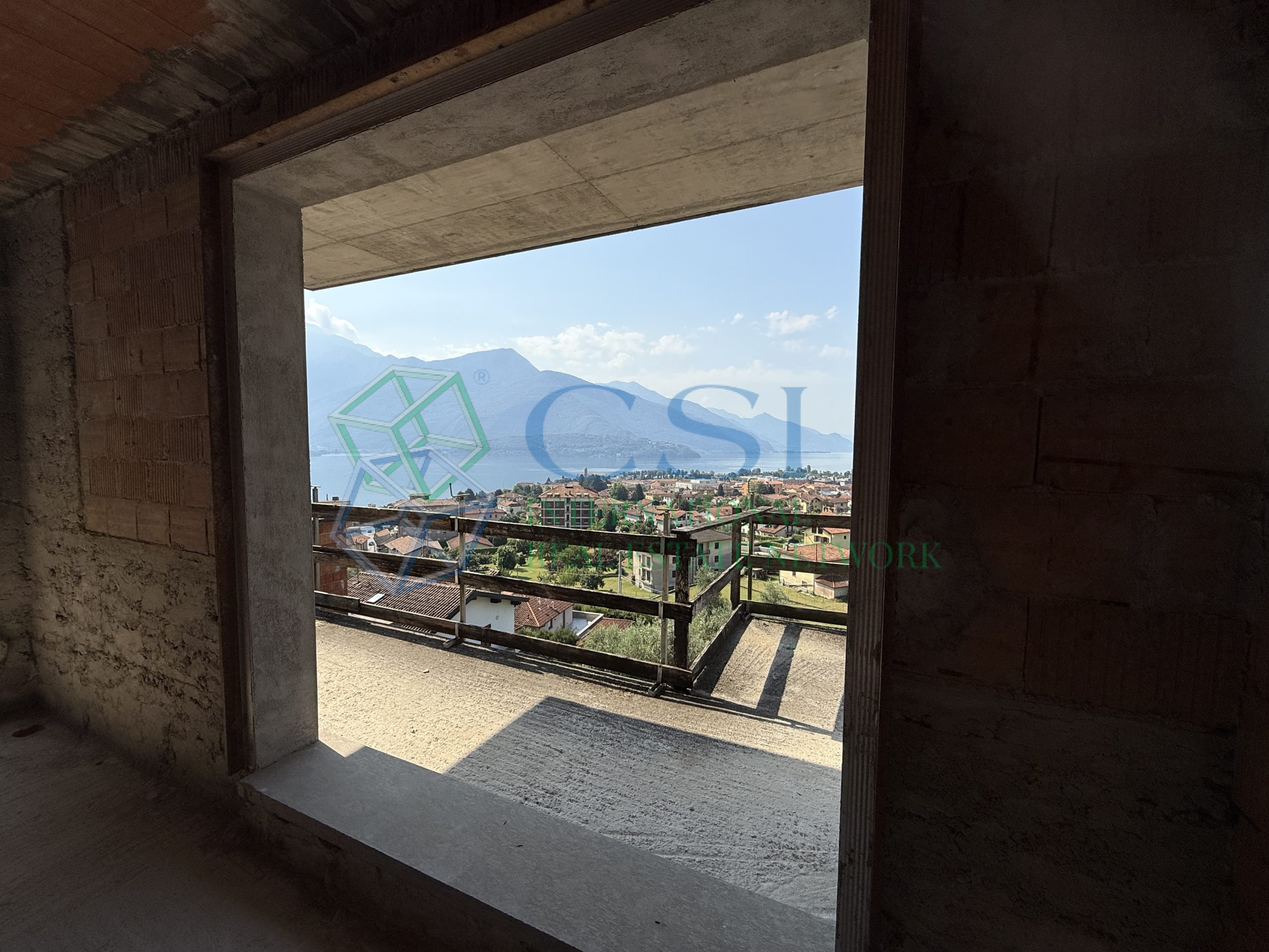 ITALIA - Complesso immobiliare al rustico Gravedona