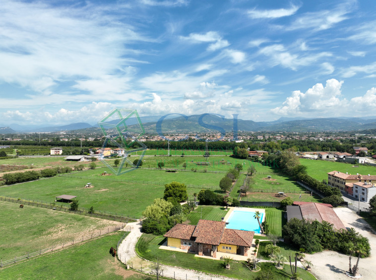 ITALIA - Proprietà rurale con villa con ampia piscina e terreno vicino a Verona_foto aerea