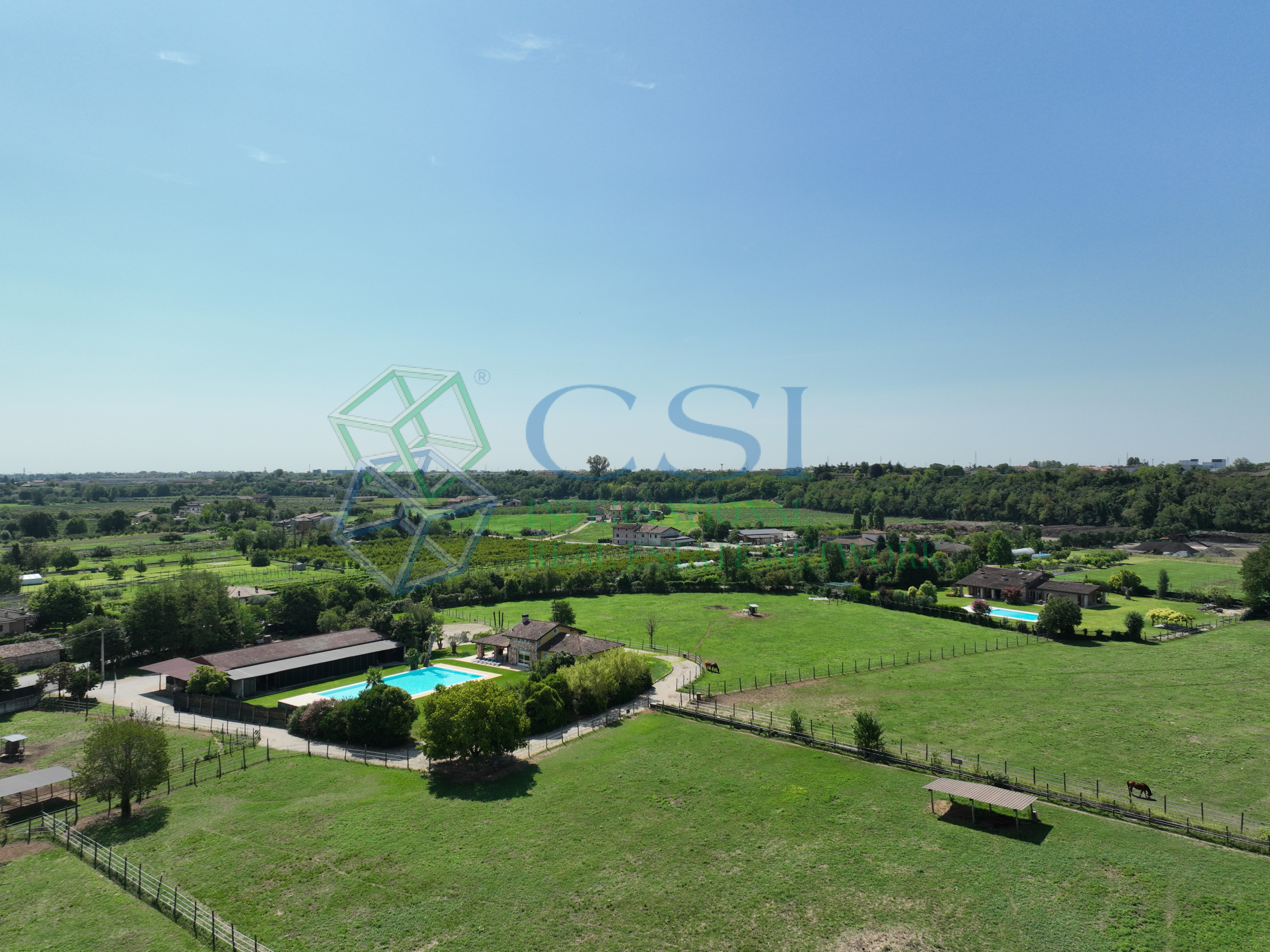 ITALIA - Proprietà rurale con villa con ampia piscina e terreno vicino a Verona_foto aerea