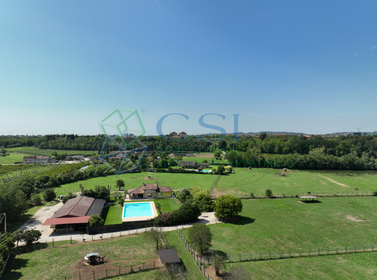 ITALIA - Proprietà rurale con villa con ampia piscina e terreno vicino a Verona_foto aerea