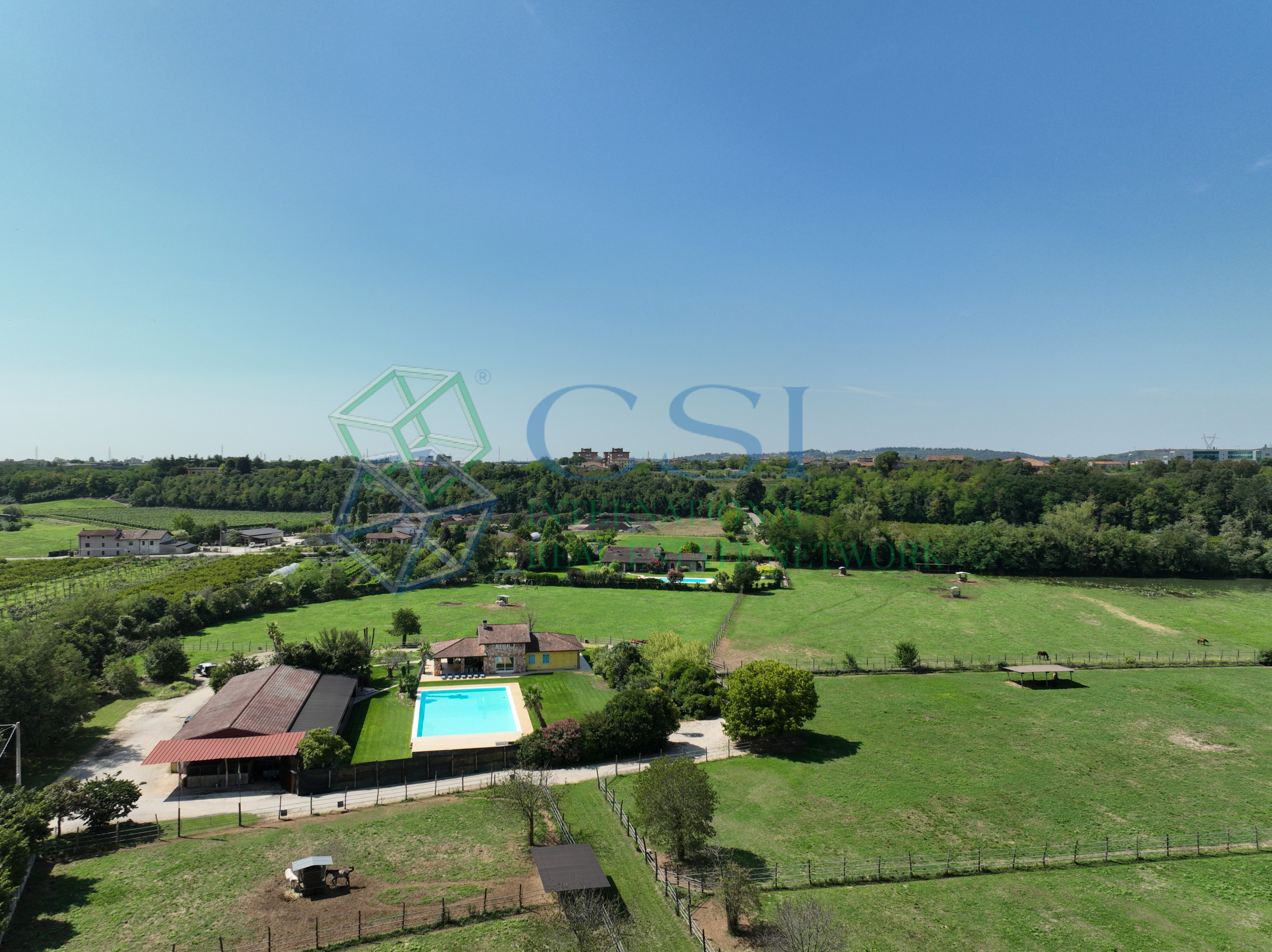 ITALIA - Proprietà rurale con villa con ampia piscina e terreno vicino a Verona_foto aerea