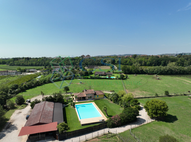 ITALIA - Proprietà rurale con villa con ampia piscina e terreno vicino a Verona_foto aerea