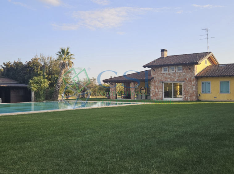 ITALIA - Proprietà rurale con villa con ampia piscina e terreno vicino a Verona_foto aerea