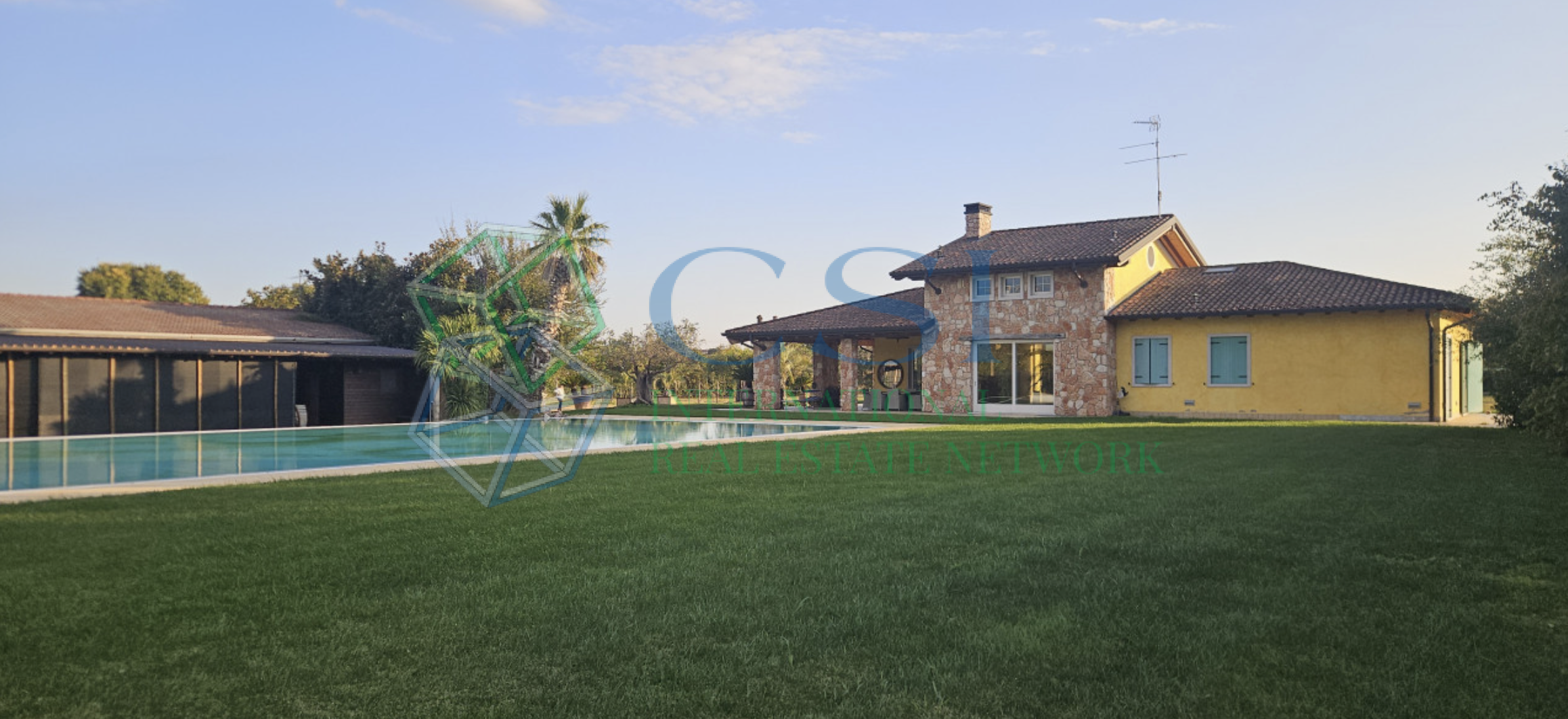 ITALIA - Proprietà rurale con villa con ampia piscina e terreno vicino a Verona_foto aerea