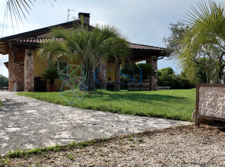 ITALIA - Proprietà rurale con villa con ampia piscina e terreno vicino a Verona_foto aerea