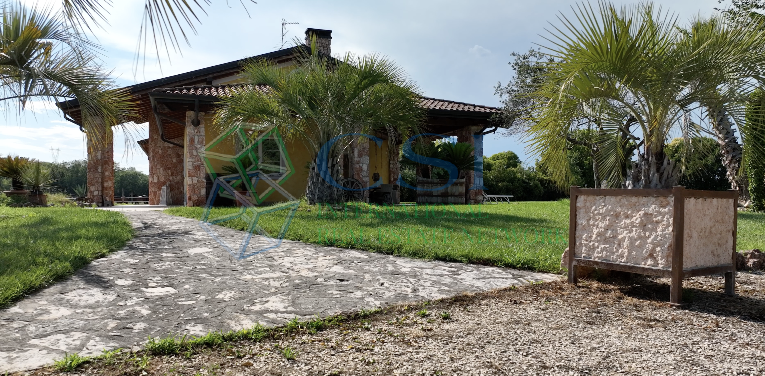 ITALIA - Proprietà rurale con villa con ampia piscina e terreno vicino a Verona_foto aerea
