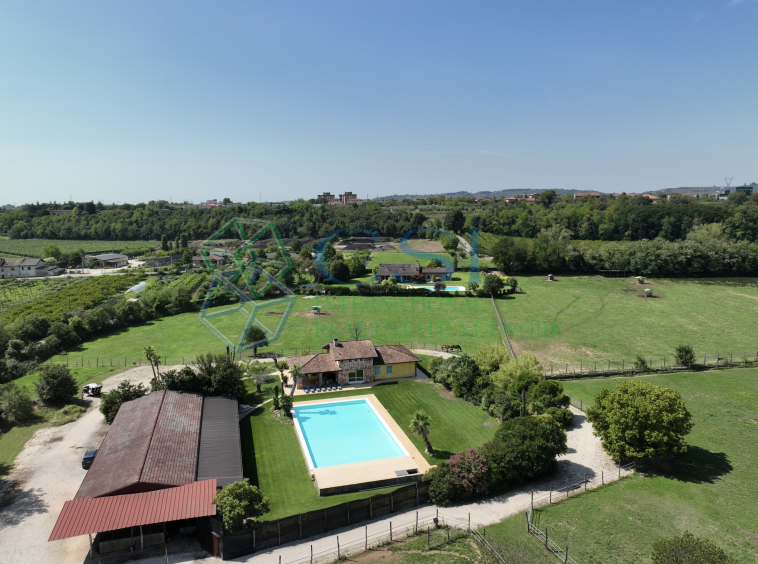 ITALIA - Proprietà rurale con villa con ampia piscina e terreno vicino a Verona_foto aerea