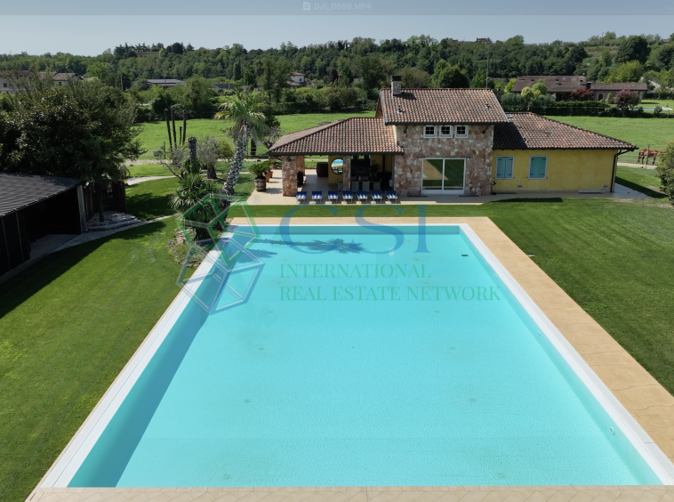 ITALIA - Proprietà rurale con villa con ampia piscina e terreno vicino a Verona_foto aerea