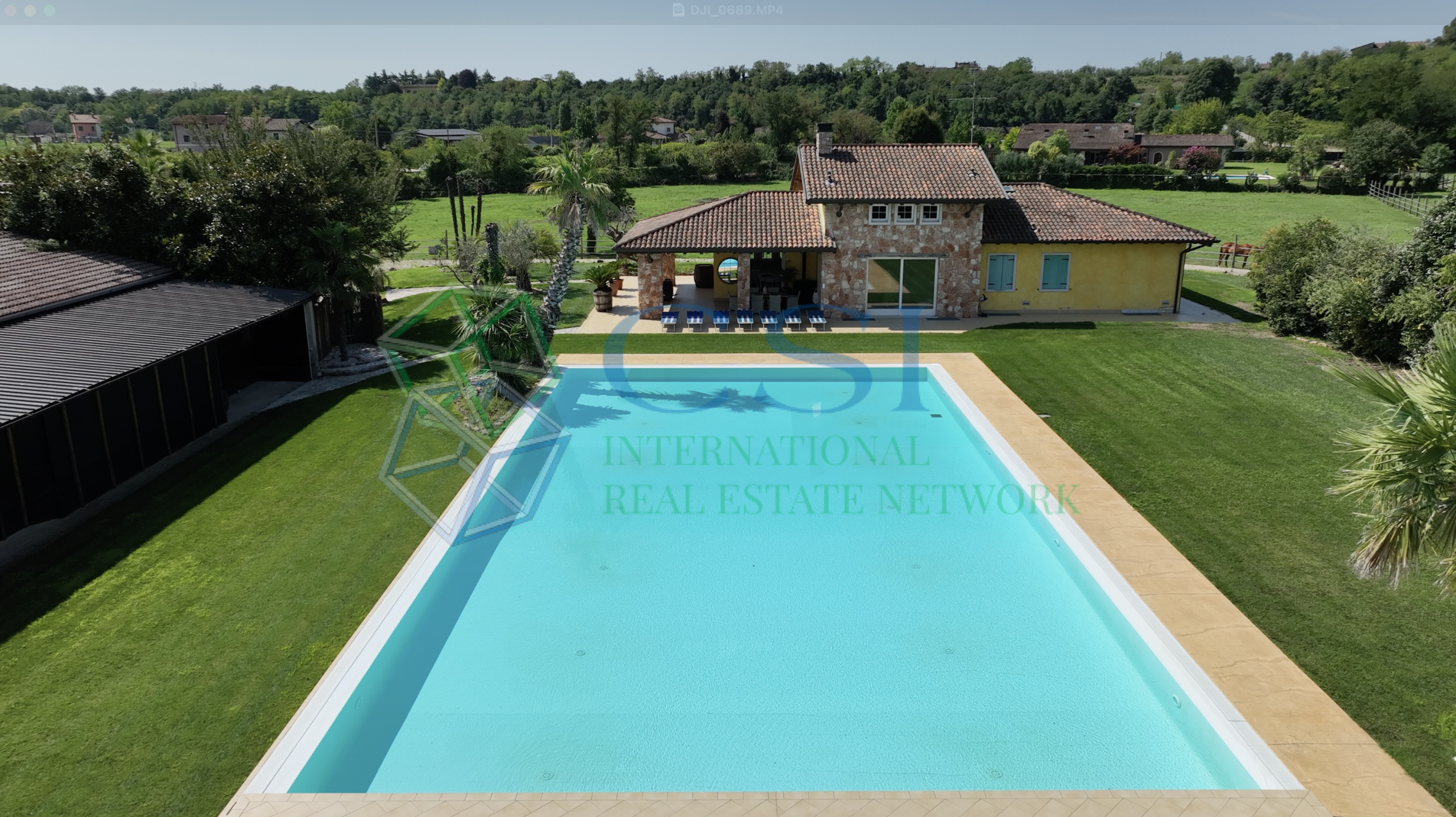 ITALIA - Proprietà rurale con villa con ampia piscina e terreno vicino a Verona_foto aerea