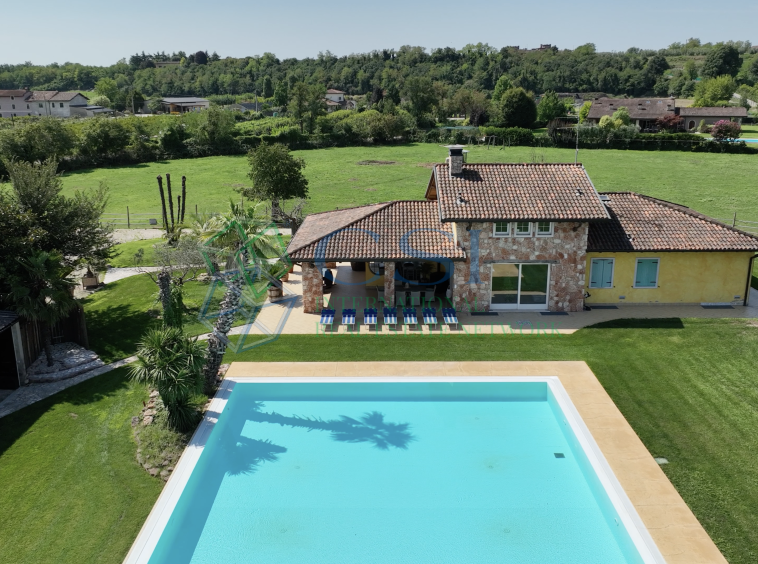 ITALIA - Proprietà rurale con villa con ampia piscina e terreno vicino a Verona_foto aerea