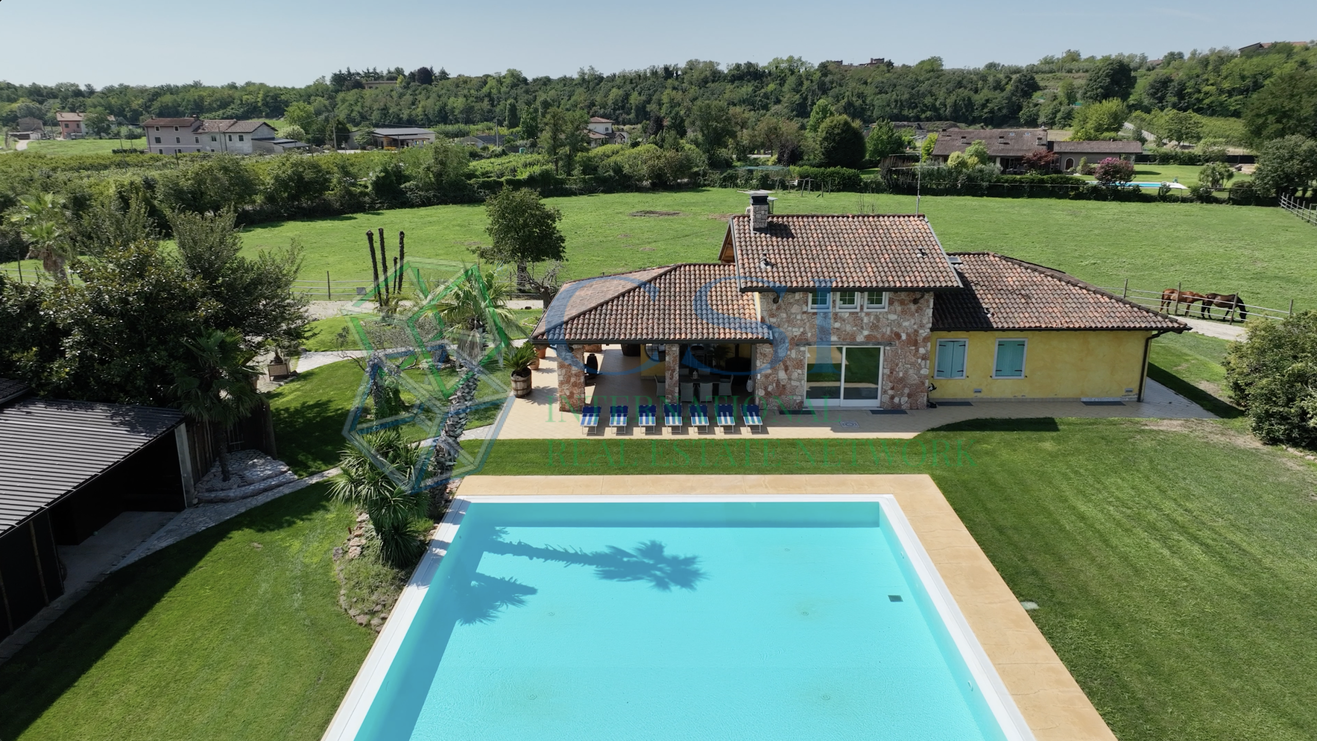 ITALIA - Proprietà rurale con villa con ampia piscina e terreno vicino a Verona_foto aerea