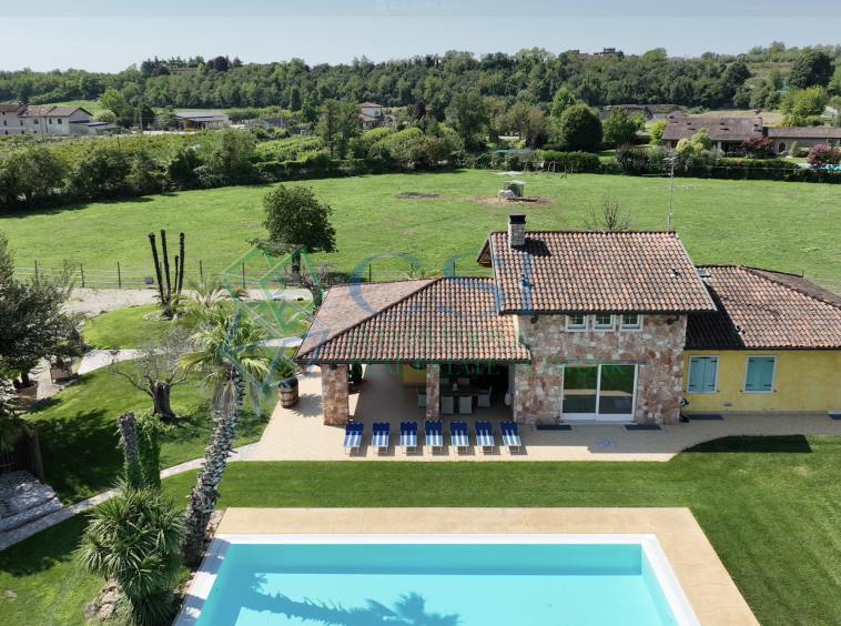 ITALIA - Proprietà rurale con villa con ampia piscina e terreno vicino a Verona_foto aerea