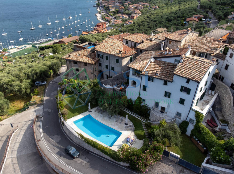 ITALY - Apartments in historical residence on Garda Lake